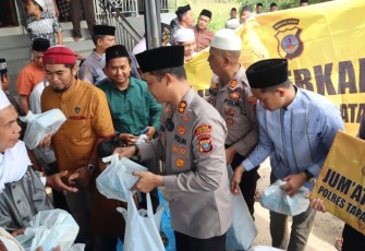 Kapolres Tapanuli Selatan (Tapsel), AKBP Yasir Ahmadi, S.I.K., M.H., membuat ngiler bagikan Nasi Bungkus saat Jumat Berkah di Masjid Al-Mukhlisin, Simbolon, Kecamatan Padang Bolak, Kabupaten Padang Lawas Utara, Sumatera