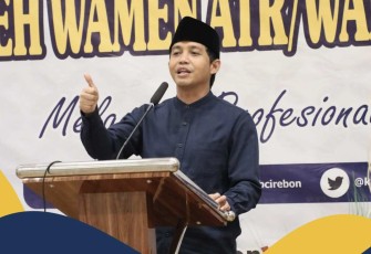Wakil Menteri Agraria dan Tata Ruang/Wakil Kepala Badan Pertanahan Nasional (Wamen ATR/Waka BPN), Raja Juli Antoni menyerahkan 22 sertipikat tanah wakaf di Kabupaten Cirebon pada Kamis (14/03/2024)