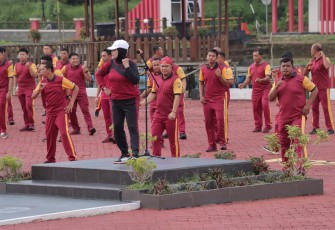 Personel Polres Lingga Dengan Olahraga Bersama