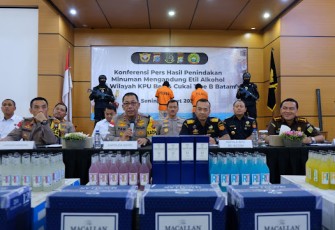 Konferensi pers hasil Pengungkapan Penyelundupan Minuman Mengandung Etil Alkohol
