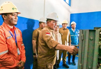 Gubernur Ansar saat meresmikan nyala listrik 24 jam di Desa Dendun, Mantang, Kabupaten Bintan, Senin (05/02). 
