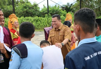 Sekda Kabupaten Bintan, Ronny Kartika saat menghadiri Job Fair dan Pentas Seni oleh SMK Negeri 1 Seri Kuala Lobam di Desa Kuala Sempang, Selasa (4/6) pagi.