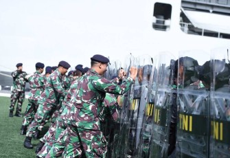 Tim Satuan tugas Rencana Pelibatan Kolinlamil dalam menghadapi Kontingensi Gangguan Keamanan Penyelenggaraan Pemilu Tahun 2024, untuk tingkat kesiapsiagaan terus ditingkatkan. Usai pelaksanaan apel pagi, personel Komando Lintas Laut Militer melaksanakan Latihan Penanggulangan Huru Hara (PHH)