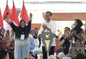 residen saat bersilaturahmi dengan para peserta program PNM Mekaar di Lapangan Keyongan Kidul Sabdodadi, Kabupaten Bantul, Daerah Istimewa Yogyakarta, pada Selasa, 30 Januari 2024.