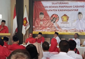 Ketua DPC PDIP Karanganyar Bagus Selo memberikan sambutan, saat kunjungan silaturahmi ke kantor DPC Partai Gerindra Karanganyar, Sabtu (15/6/2024).