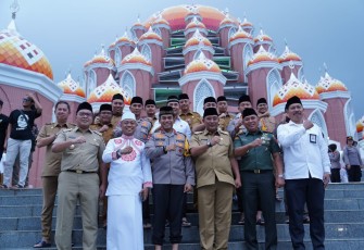Pangdam XIV/Hsn Bersama Masyarakat Sulsel Mengikuti Zikir dan Doa Kebangsaan Untuk Pemilu Damai 2024