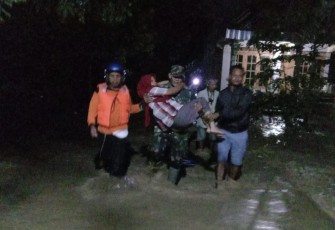 Babinsa Koramil Mantingan dan Instansi Terkait Bantu Evakuasi Banjir Luapan Sungai