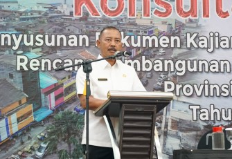Sekdaprov Adi saat Buka Konsultasi Publik II KLHS RPJPD Kepulauan Riau 2025-2045