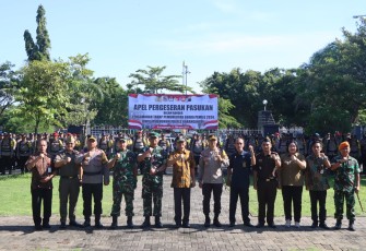 Apel Pergeseran Pasukan Pengamanan Pemilu 2024 di halaman Kantor Bupati Karanganyar, Selasa (13/2/2024) 