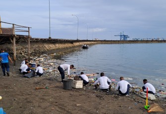 Dalam rangka melaksanakan program Gerakan Mako dan Komplek TNI AL Tertib, Bersih dan Rapi (Gempal Terbesar), Lantamal VI Makassar melaksanakan bersih-bersih (Kurve) Markas Komando Lantamal VI , Selasa (23/01/2024)