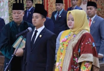 Ketua DPRD Kabupaten Pasaman Nelfri Asfandi, S. Pt dari Partai PKS dalam sidang paripurna pelantikan dan pengambilan sumpah pimpinan DPRD Pasaman di ruang sidang, Kamis (10/10/2024)