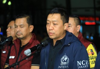 Sekretaris NCB-Interpol Indonesia, Brigjen Pol Dr. Untung Widyatmoko, S.I.K., M.H., saat konferensi pers. 