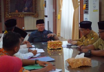 Gubernur Bengkulu Rohidin Mersyah saat menerima audiensi dan silaturahmi Badan Musyawarah Adat (BMA) Provinsi Bengkulu, di Ruang Kerja Gubernur Bengkulu