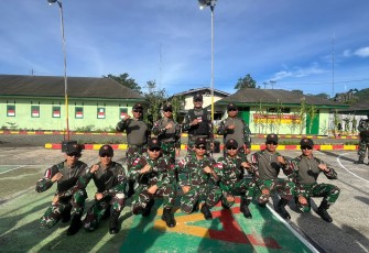 Pedulikan kesehatan Prajurit, Dansatgas Yonkav 6/Naga Karimata Mayor Kav Ronald Tampubolon,S.H. berikan Kacamata Hitam kepada Prajurit Mako Satgas Yonkav 6/Naga Karimata yang ada di Desa Eban, Kec.Miomaffo Barat, Kab.TUU, Prov.NTT. (1/2/24)