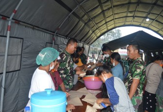 entara Nasional Indonesia (TNI) turut andil dalam upaya penanganan darurat untuk membantu warga yang terdampak letusan Gunung Lewotobi di Nusa Tenggara Timur (NTT)