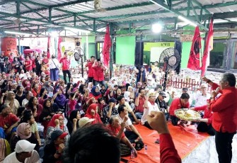 Sekretaris Jenderal DPP PDI Perjuangan (PDIP) Hasto Kristiyanto melanjutkan rangkaian HUT ke-51 Partai dengan bertemu ratusan warga di RW 05, Jalan Kemayoran Gempol, Kebon Kosong, Kemayoran, Jakarta Pusat, Rabu (10/1/2024)