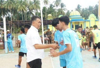 Bupati Natuna saat Apresiasi Kejuaraan Bola Volly Antar Pelajar Kecamatan Midai 