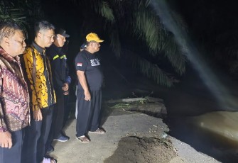 H Daliyus Tinjau Langsung Lokasi Terdampak Banjir di Kinali