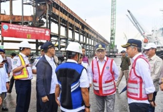 Menteri Perhubungan Budi Karya Sumadi saat meninjau kedua pelabuhan tersebut Kamis (8/2).