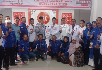 Sabar AS Daftarkan Diri ke DPD PKS Dan DPD Partai Gerindra Kabupaten Pasaman