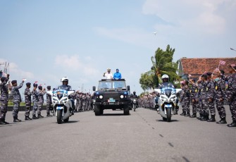 Komandan Lantamal VI (Danlantamal VI) Makassar Laksamana Pertama TNI Ivan Gatot Prijanto, S.E., M. Tr., Opsla, menghadiri acara tradisi lepas sambut Pangkoarmada II dari Laksamana Madya TNI Dr. Denih Hendrata, S.E., M.M., CHRMP., kepada Laksamana Muda TNI Ariantyo Condrowibowo, M.Tr. Opsla., dan Ketua Daerah Jalasenastri Armada II (KDJA II) dari Ny. Kiki Denih Hendrata kepada Ny. Dian Ariantyo Condrowibowo bertempat di Dermaga Madura Koarmada II, Ujung Surabaya, Rabu (6/3/2024)