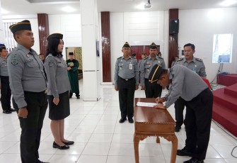 Pengangkatan dan Pengambilan sumpah/janji Pegawai Negeri Sipil sebanyak 28 orang di lingkungan Kanwil Kemenkumham Sumut, bertempat di Aula Soepomo Kantor Wilayah Lt. 5, Selasa (23/01/2024).