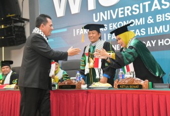 Gubernur Ansar pada acara Sidang Senat Terbuka Wisuda Angkatan X Universitas Ibnu Sina bertempat di Ballroom Hotel Planet Holiday Kota  Batam, Selasa  (11/6).