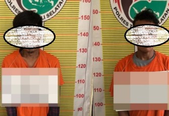 Kedua tersangka saat diamankan Sat Resnarkoba Polres Tapsel untuk pemeriksaan lebih lanjut