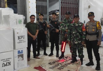 Danramil 1002-06/Barabai Kapten Inf Rudi Hartono disela-sela pengamanan logistik pemilu 2024 yang akan dibawa ke gudang logistik Kabupaten,