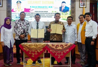 MoU yang ditandatangani oleh Gubernur Kepri Ansar Ahmad dan Rektor UNP Prof. Ganefri, yang dilaksanakan di Ruang Senat Gedung Rektorat UNP, Padang, Sumatera Barat, Senin (3/6).