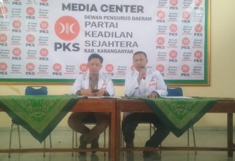Ketua dan Sekretaris DPD PKS Karanganyar, Anwar Susilo dan Darwanto, saat memberikan keterangan dalam konferensi pers terkait penjaringan bakal calon bupati dan wakil bupati, di Media Center PKS Karanganyar, Kamis (16/5/2024)