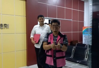 Tersangka A saat ditahan jaksa
