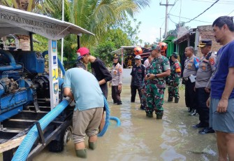 Komandan Kodim (Dandim) 0602/Serang Letnan Kolonel (Letkol) Inf Mulyo Junaidi, S.E., M.Tr (Han), didampingi Danramil 0602-16/Ciruas Kapten Inf Yusrizal dan Kapolsek Ciruas Kompol Muh. Cuaib bersama Babinsa Dan Bhabinkamtibmas, memantau musibah bencana banjir dan memberikan bantuan sosial, bertempat di Perumahan BCP 2 Desa Ranjeng Kecamatan Ciruas Kabupaten Serang Provinsi Banten, Jum'at (05/01/2024)