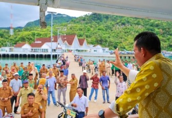 Gubernur Ansar Ahmad saat berada di Dermaga PLBN 