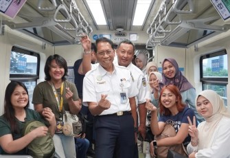 Dirut KAI saat Tinjau Pelayanan LRT Jabodebek