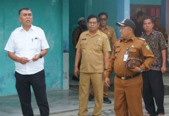 Bupati Natuna saat Pantau Kerusakan Gedung Sekolah Madrasah Ibtidaiyah Kecamatan Midai