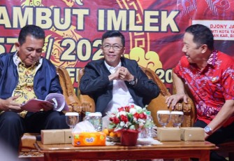 Gubernur H Ansar Ahmad bersama Pj Walikota Tanjungpinang dan Ketua Harian PSMTI Hartojo pada pembukaan Bazar Imlek 2575 digelar di Jalan Merdeka, Tanjungpinang.