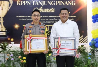 Pemkab Bintan saat Terima Penghargaan KPPN Tanjungpinang Awards Kategori Penyaluran Dana Desa Tahun 2023
