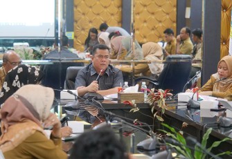 Sekretaris Daerah Bintan Ronny Kartika saat rapat di Ruang Rapat II Bandar Seri Bentan, Selasa (20/02).