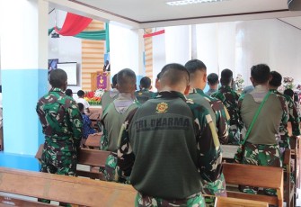 Sejumlah Satgas Yonif 330/Tri Dharma saat Ibadah Bersama Masyarakat Intan Jaya