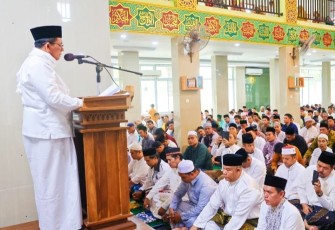 Gubernur Kepulauan Riau, H. Ansar Ahmad saat jadi Khatib Shalat Idul Adha