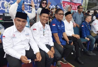 Apir, (ujung kiri) politisi Partai Demokrat sekaligus anggota DPRD Kabupaten Pasaman, Provinsi Sumatera Barat (Sumbar)