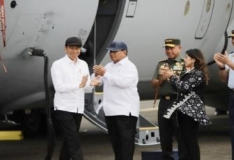 Ketua Komisi I DPR RI, Meutya Hafid saat mendampingi Presiden Joko Widodo dan Menhan Prabowo Subianto saat penyerahan pesawat C-130J A-1344 Super Hercules, helikopter AS-550 Fennec, dan helikopter AS-565 Panther dari Kementerian Pertahanan (Kemhan) ke TNI AU di Pangkalan TNI AU Halim Perdanakusuma, Jakarta, Rabu (24/1/24).
