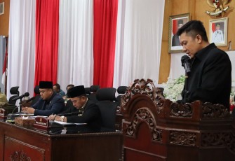 Mewakili Fraksi PBB, Edi Syahputra sampaikan pandangan umum fraksi pada saat agenda rapat paripurna DPRD Kabupaten Batu Bara