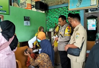 Babinsa Koramil 0801/08 Tulakan Kodim 0801/Pacitan Sertu Dwi Widodo turut berperan dalam mensukseskan Sub Pekan Imunisasi Nasional polio yang berlangsung di Desa Kalikuning, Kec. Tulakan, Kab. Pacitan, Senin (15/01/2024)