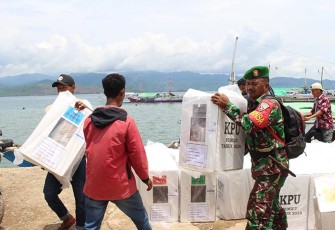 Babinsa Desa Kerampi Serma Juwaidin, Babinsa Desa Sarae Ruma Serda Ridwan, Babinsa Desa Wadu Ruka Serka Busran.Pastikan logistik Pemilihan Umum (Pemilu) 2024 dapat  didistribusikan ke tiap wilayah sebelum pemilihan berlangsung. Bahkan, untuk menjangkau wilayah pelosok pesisir, distribusi menggunakan perahu kayu, Selasa (13/02/24)