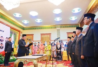 Gubernur Ansar saat Lantik Lima Anggota Komisi Informasi Provinsi Kepri Periode 2024-2028