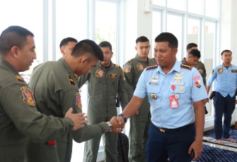 Personel Skadron Udara 52, Lanud Raden Sadjad (RSA) Natuna melaksanakan doa bersama untuk memohon keselamatan terbang dan kerja bertempat di Masjid Baitul Amal Hidayah, Skadron Udara 52, Lanud RSA, Natuna, Provinsi Kepulauan Riau, Rabu (3/1/2024)