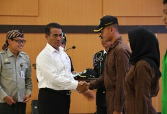 Mentan Andi Arman Sulaiman melepas mahasiswa Polbangtan 