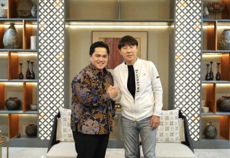 Ketum PSSI Erick Thohir bersama Shin Tae-yong 